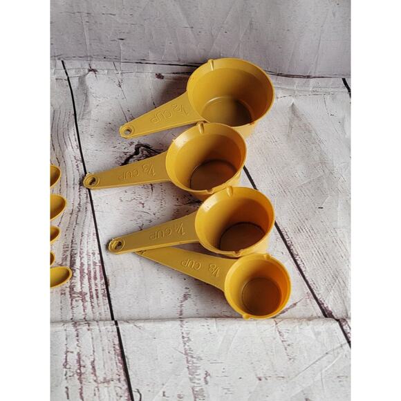Vintage Set of 6 Plastic Measuring Spoons 4 Cups Yellow Gold Made In Hong Kong - Picture 3 of 4